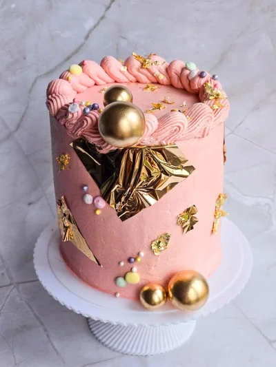 Unique custom-designed cake for special events in Huntingdon