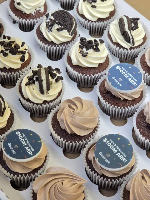 Gearset branded cupcakes with chocolate, vanilla and Oreo finishes