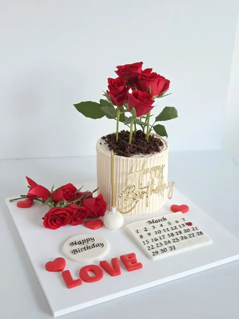 Rose bouquet gift box themed cake